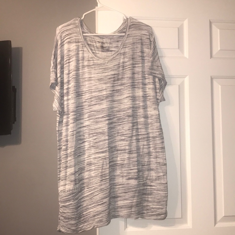Shirt with bottom part cinched on the sides
